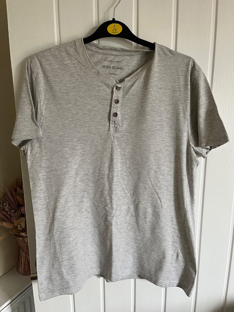 Men’s River Island T-shirt size M 3 button neckline