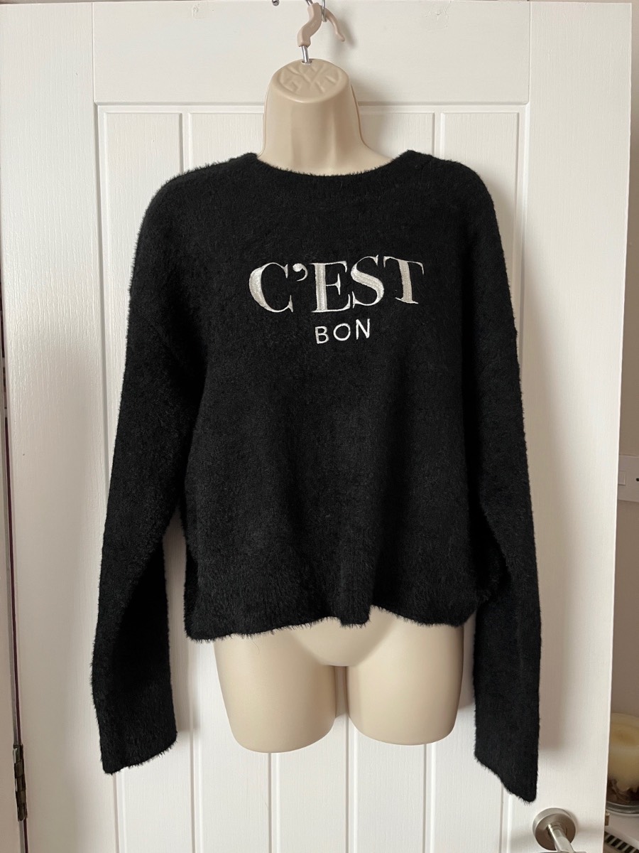 Women black fluffy thick jumper “C’Est Bon” size M New look nwot