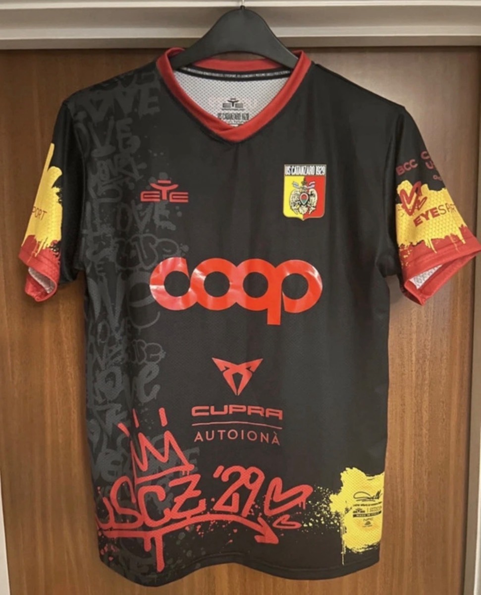 US Catanzaro 1929 Limited Edition Shirt Eye Sport ETE Medium Italy Graffiti