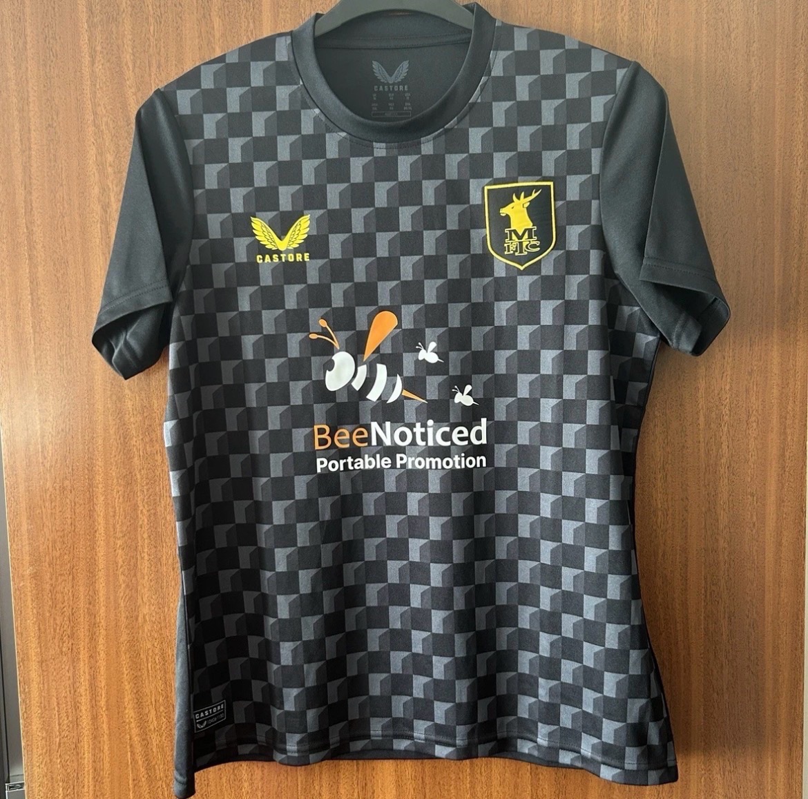 Mansfield Town Castore Training Shirt – UK 16 / Men’s XS – BeeNoticed