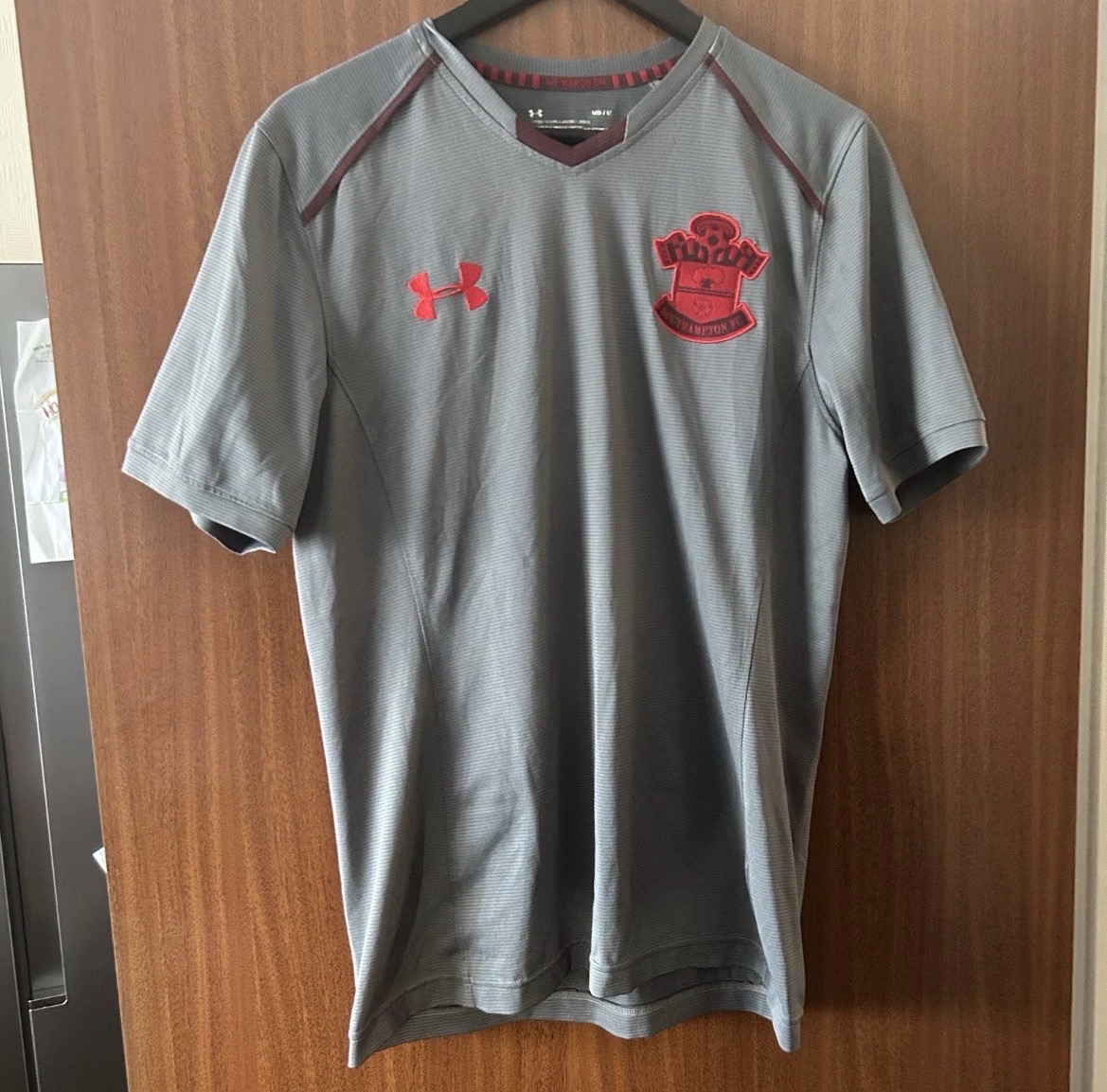 Southampton FC Under Armour Training Shirt – Grey – Men’s Medium