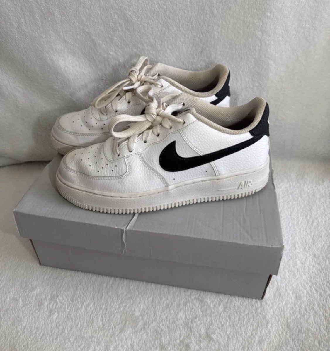 White&black Airforce 1’s trainers