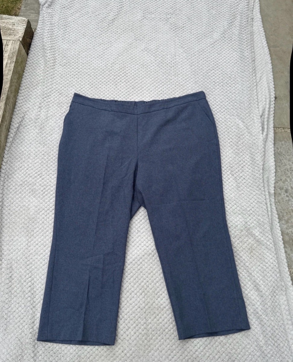 Bonmarche women’s navy plus-size straight leg trousers with pockets.  Size: 24