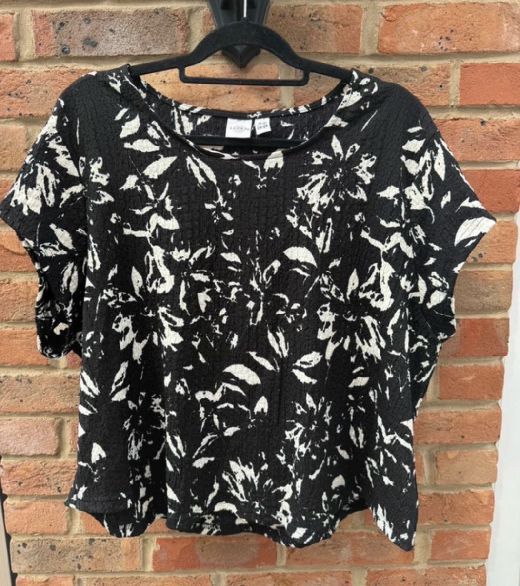 Women’s plus-size top. Size: 24-26