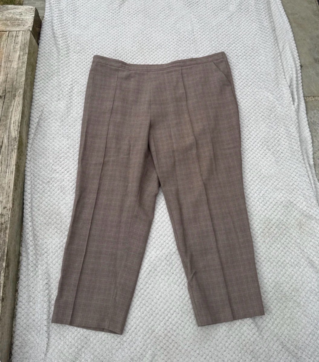 Women’s plus-size trousers with pockets. Size: 24