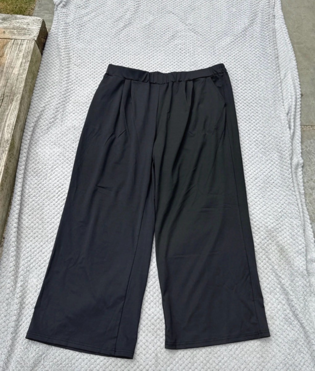 Women’s plus-size black stretch silky trousers with pockets.  Size: 4XL