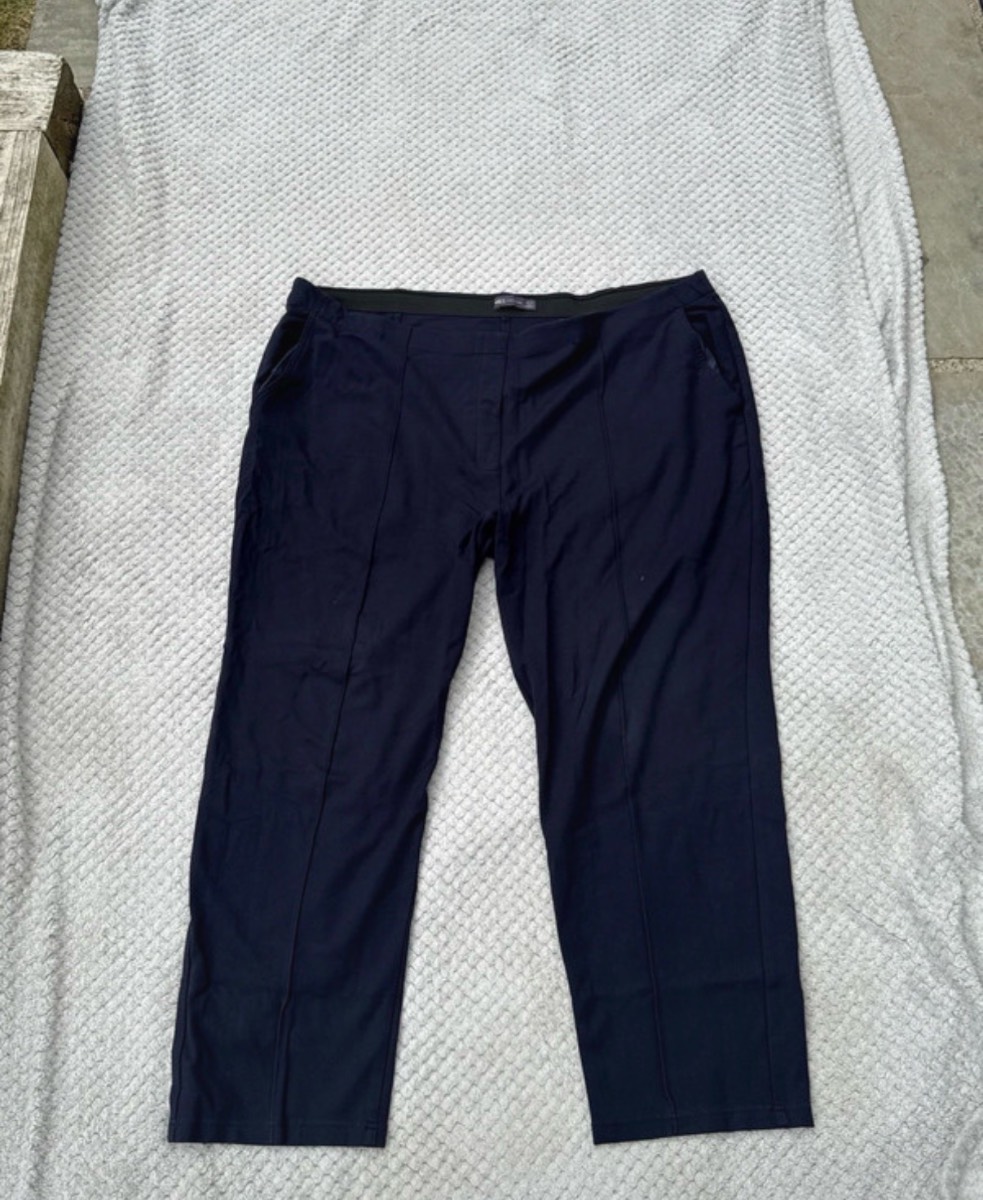 Women’s navy blue trousers with pockets.  Size: 24