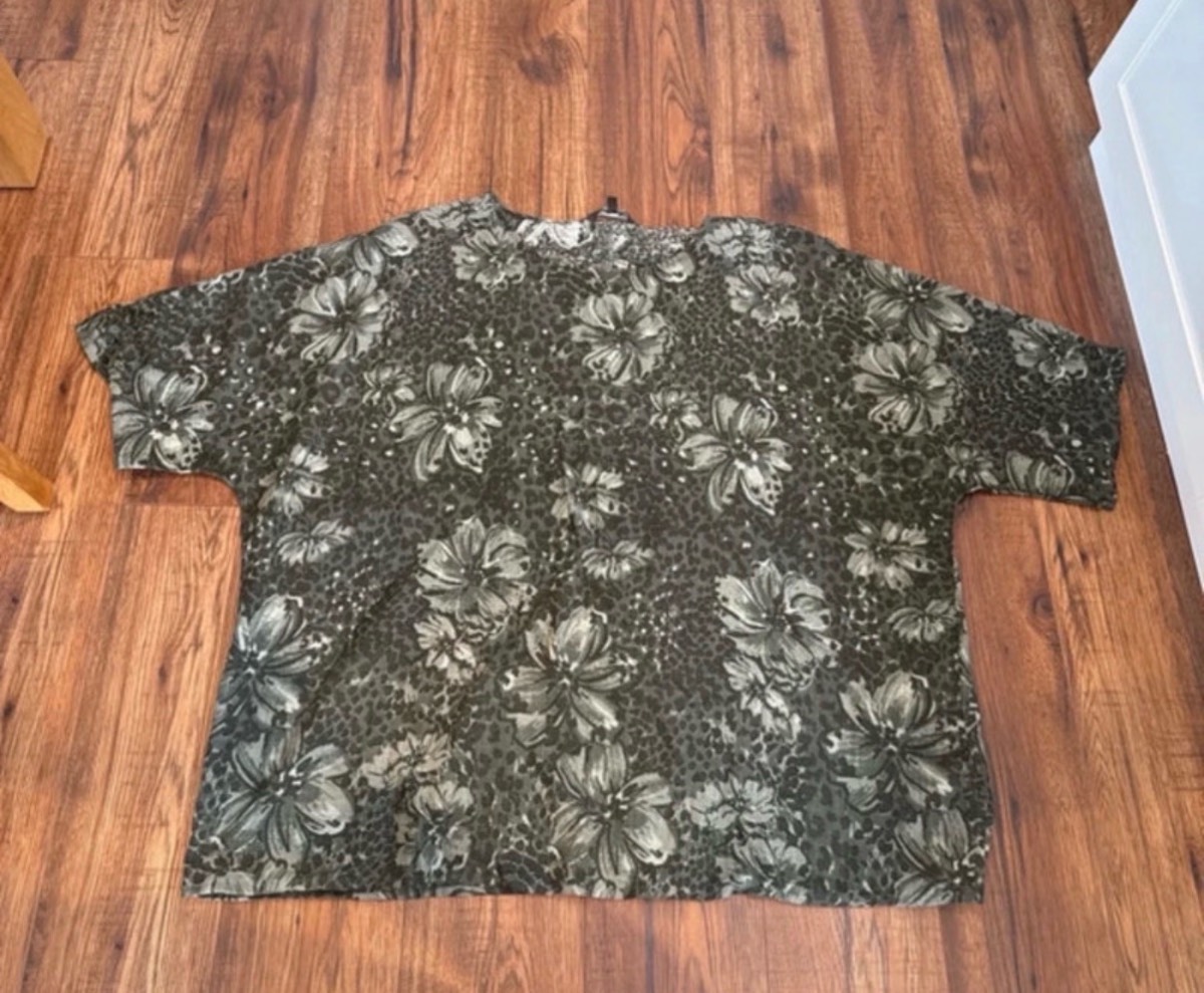 Bonmarche women’s plus-size top.  Size: XL
