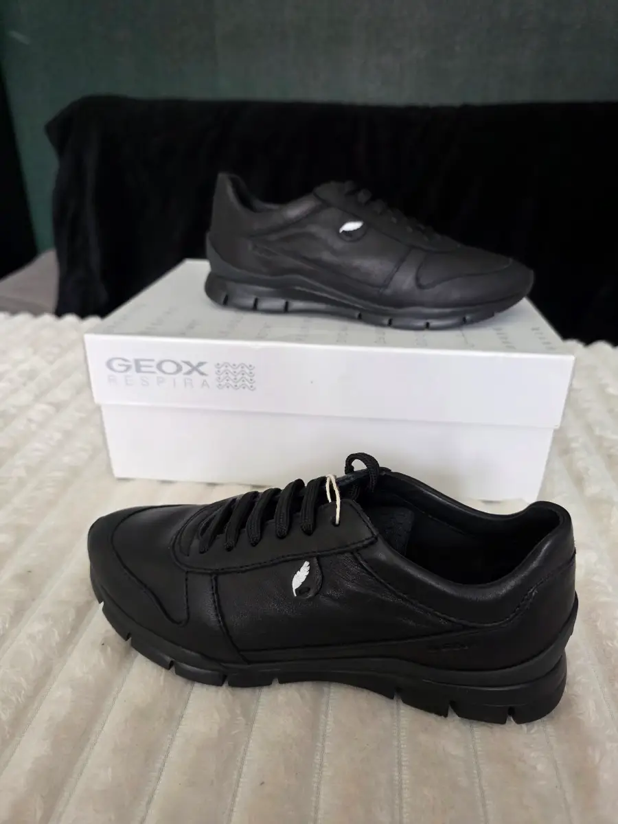 Ladies size 2.5 geox leather trainers
