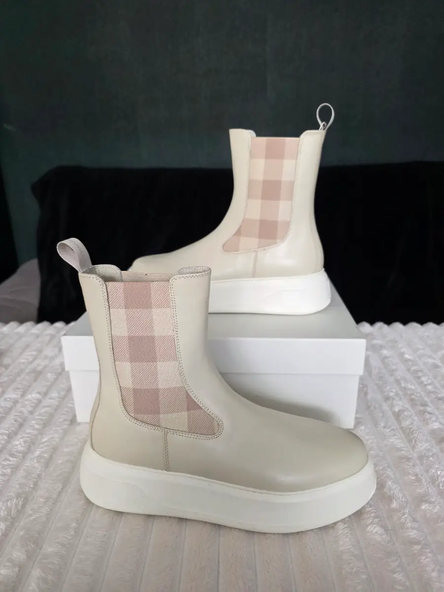 Ladies size 7 Woolrich mid calf ankle boots
