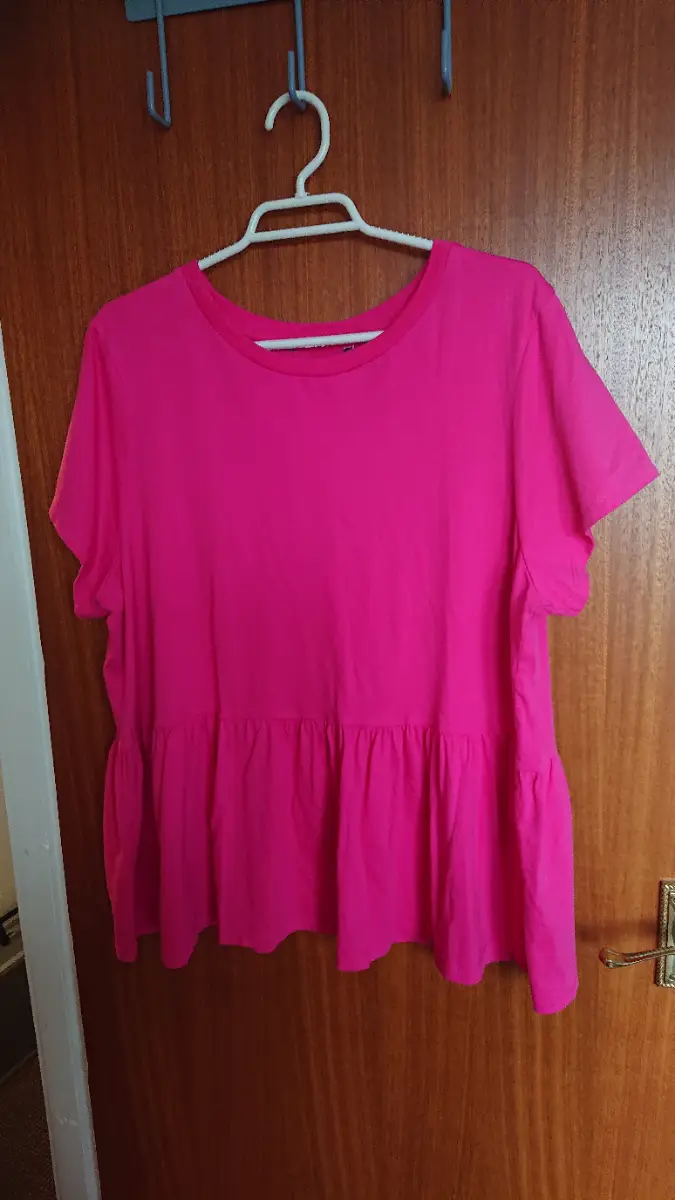 T-shirt top. Size 18
