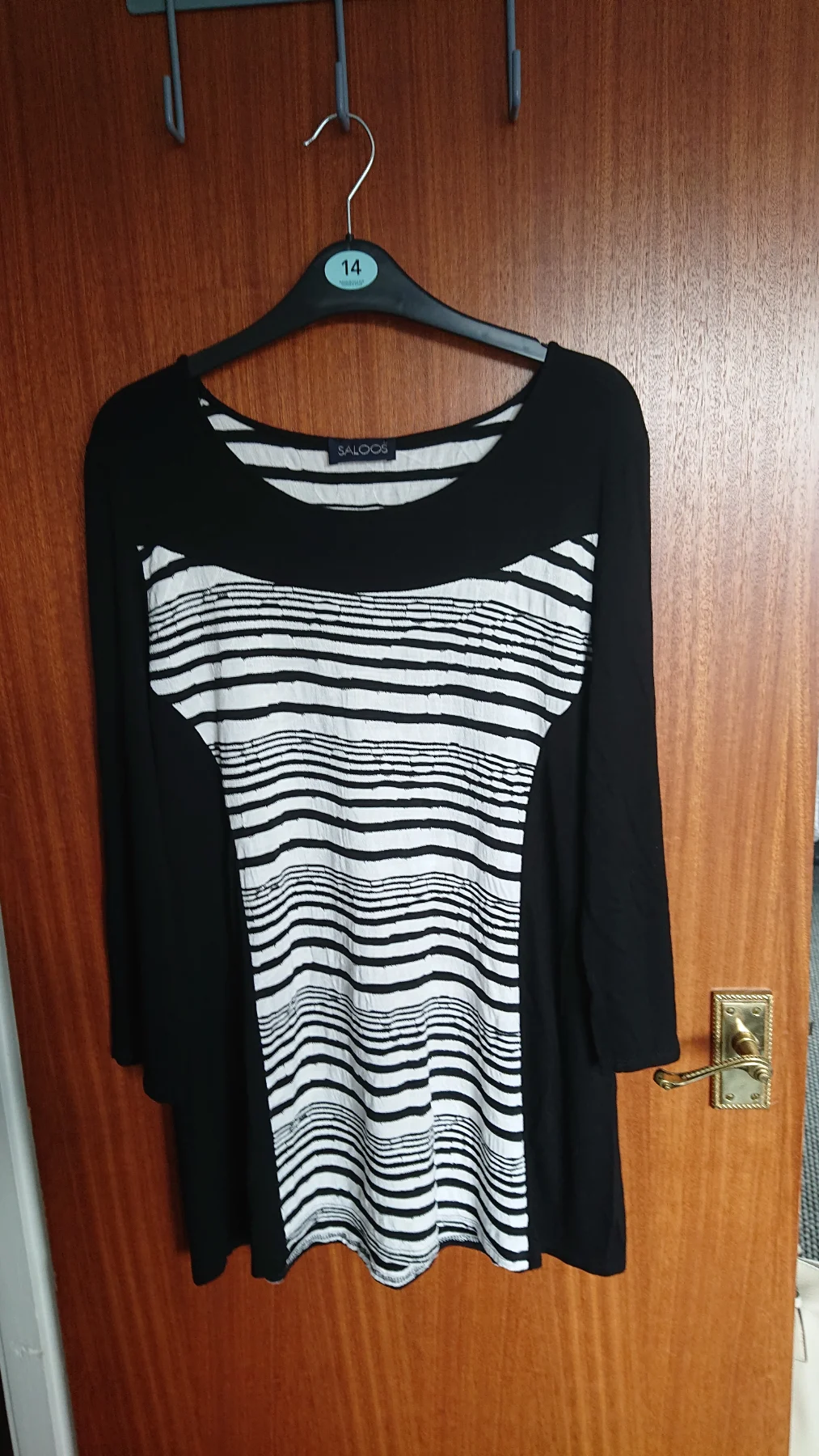 Black and white stretchy 3/4 sleeved top. Size 16