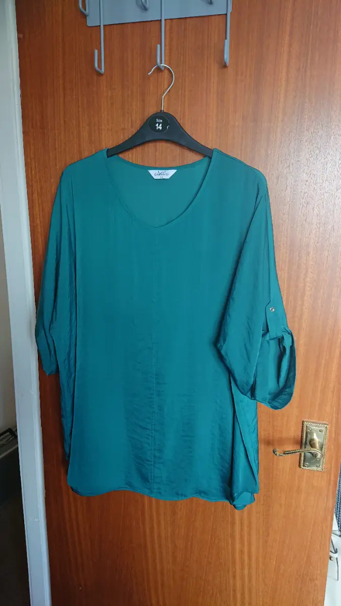 Loose fitting short top. Size 14