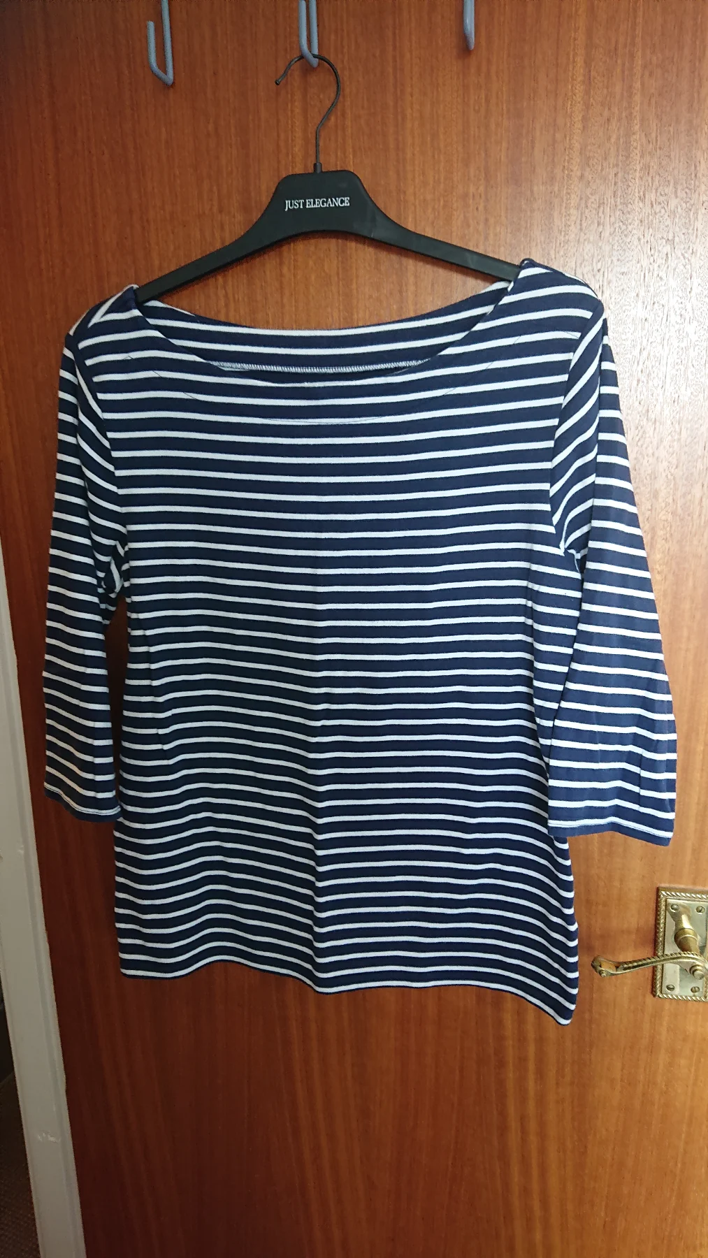 Striped 3/4 sleeved cotton mix stretchy top. Size 16