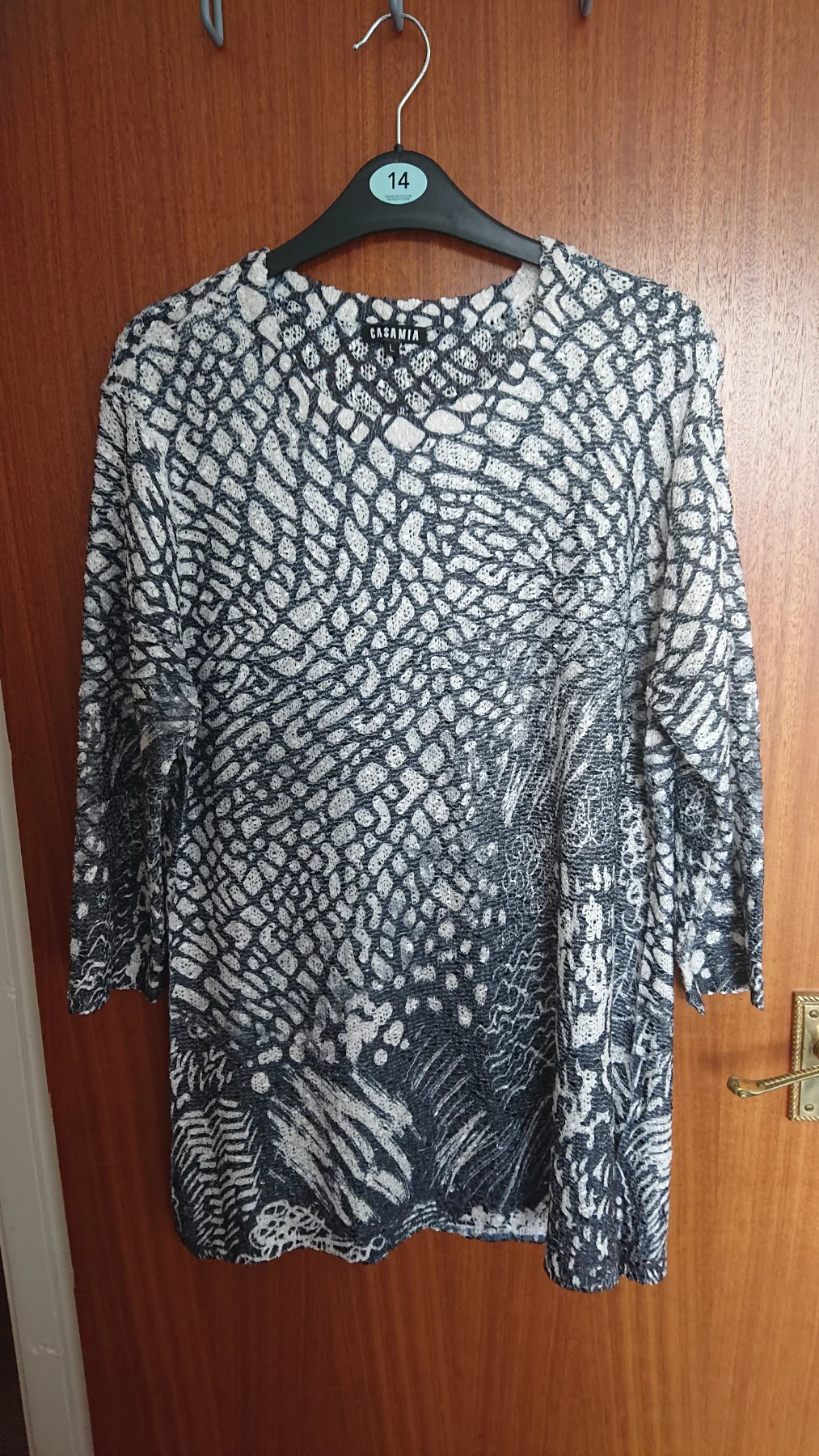 3/4 sleeved knit top. Size L