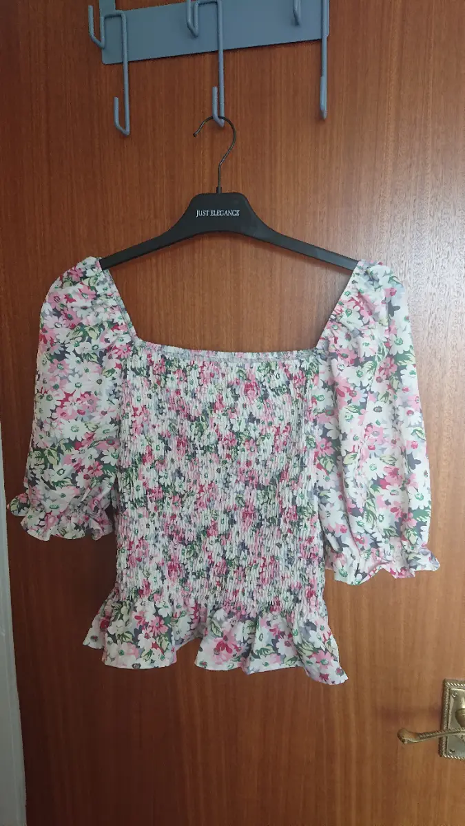 Short sleeved top. Size XL