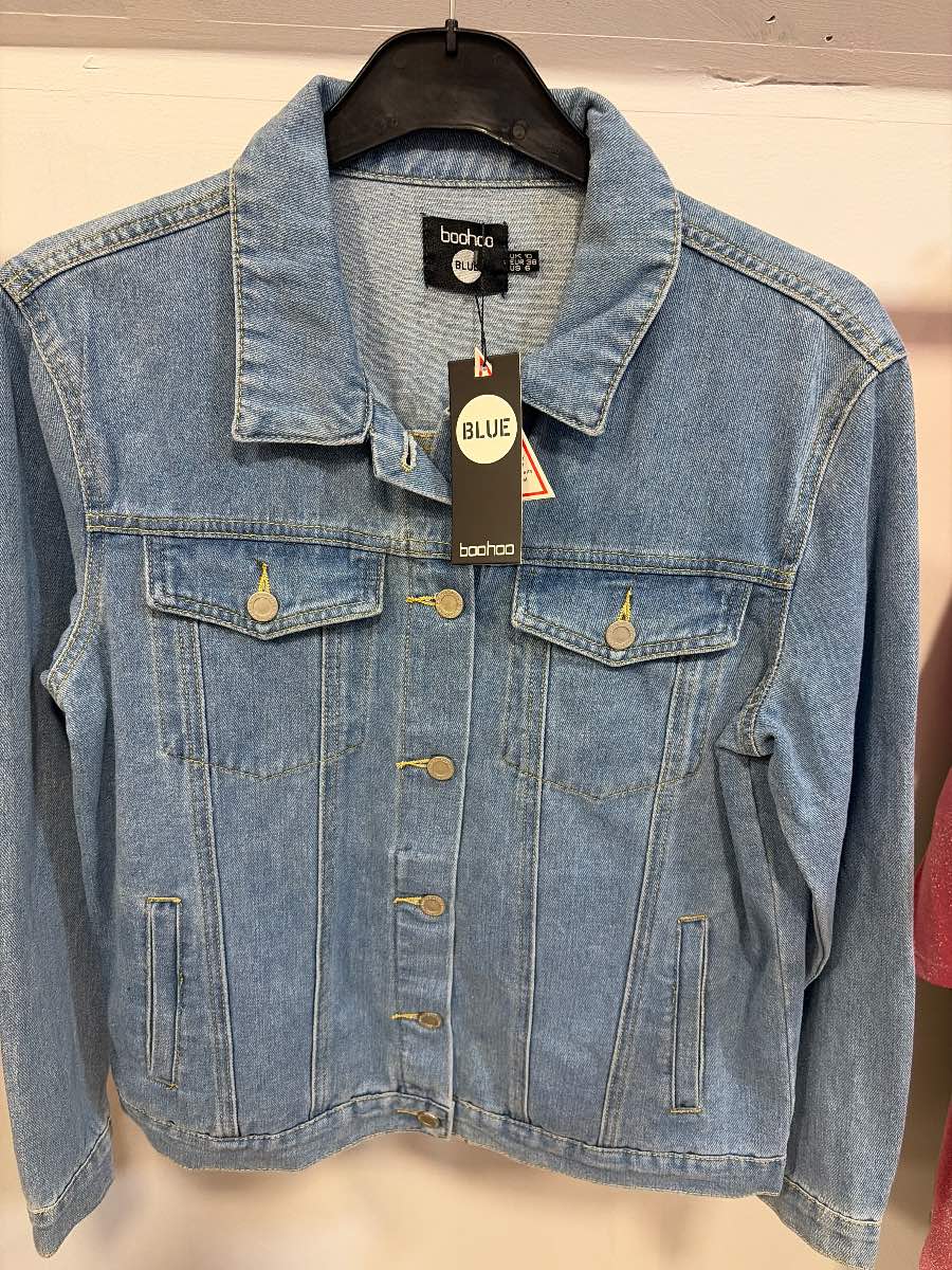 Boohoo  petite  oversized denim jacket bnwt size10