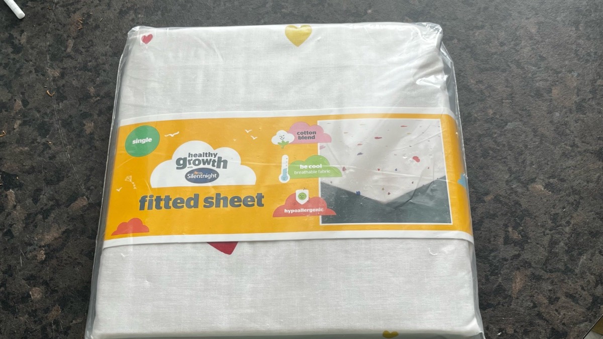 Silentnight Healthy Growth Single Fitted Sheet – Cotton Blend – Hypoallergenic – Hearts Print