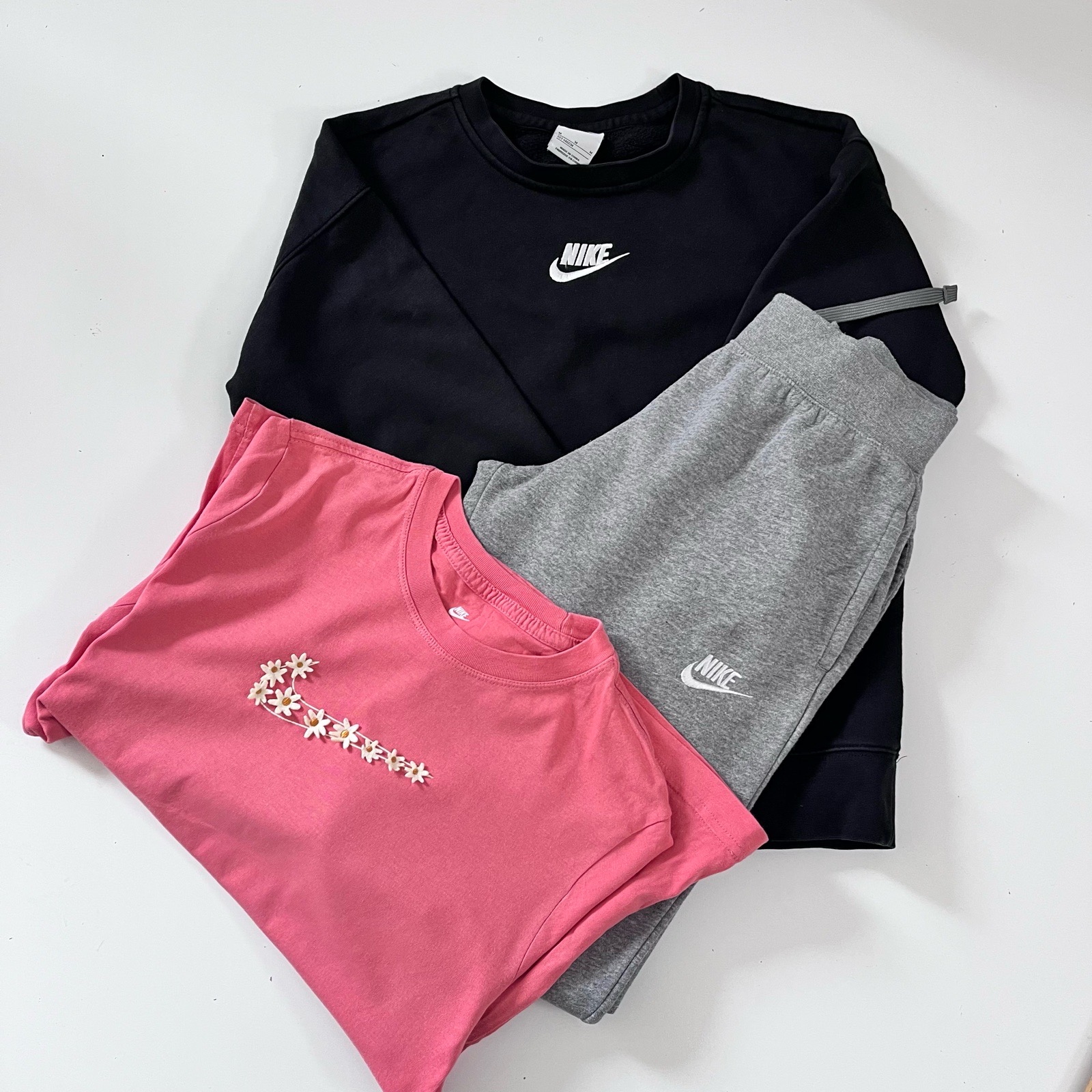 **Nike Girls 3 Piece Bundle Sweatshirt Joggers T\-Shirt Pink Grey Black Age 10\-12