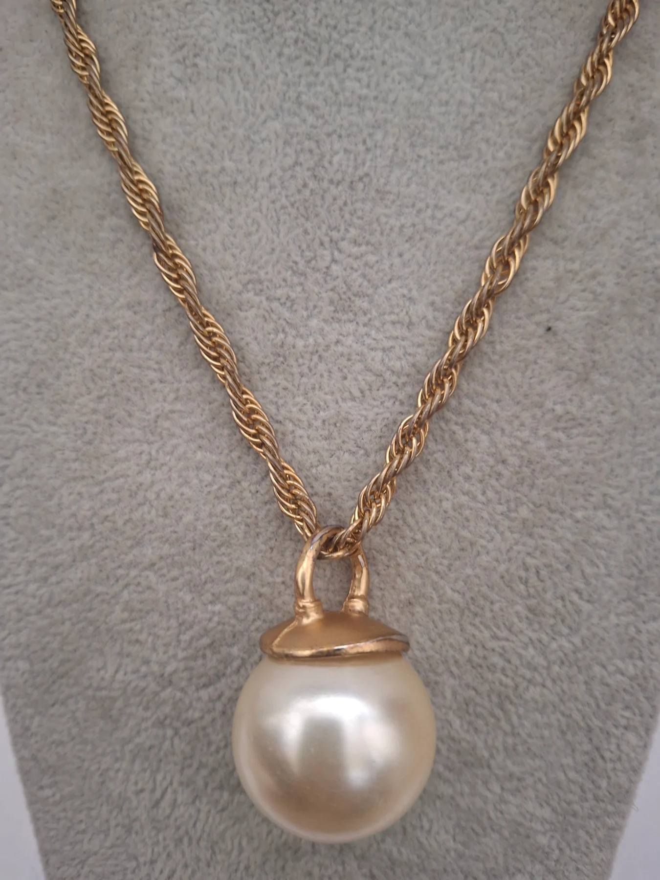 Gold chain pendant necklace