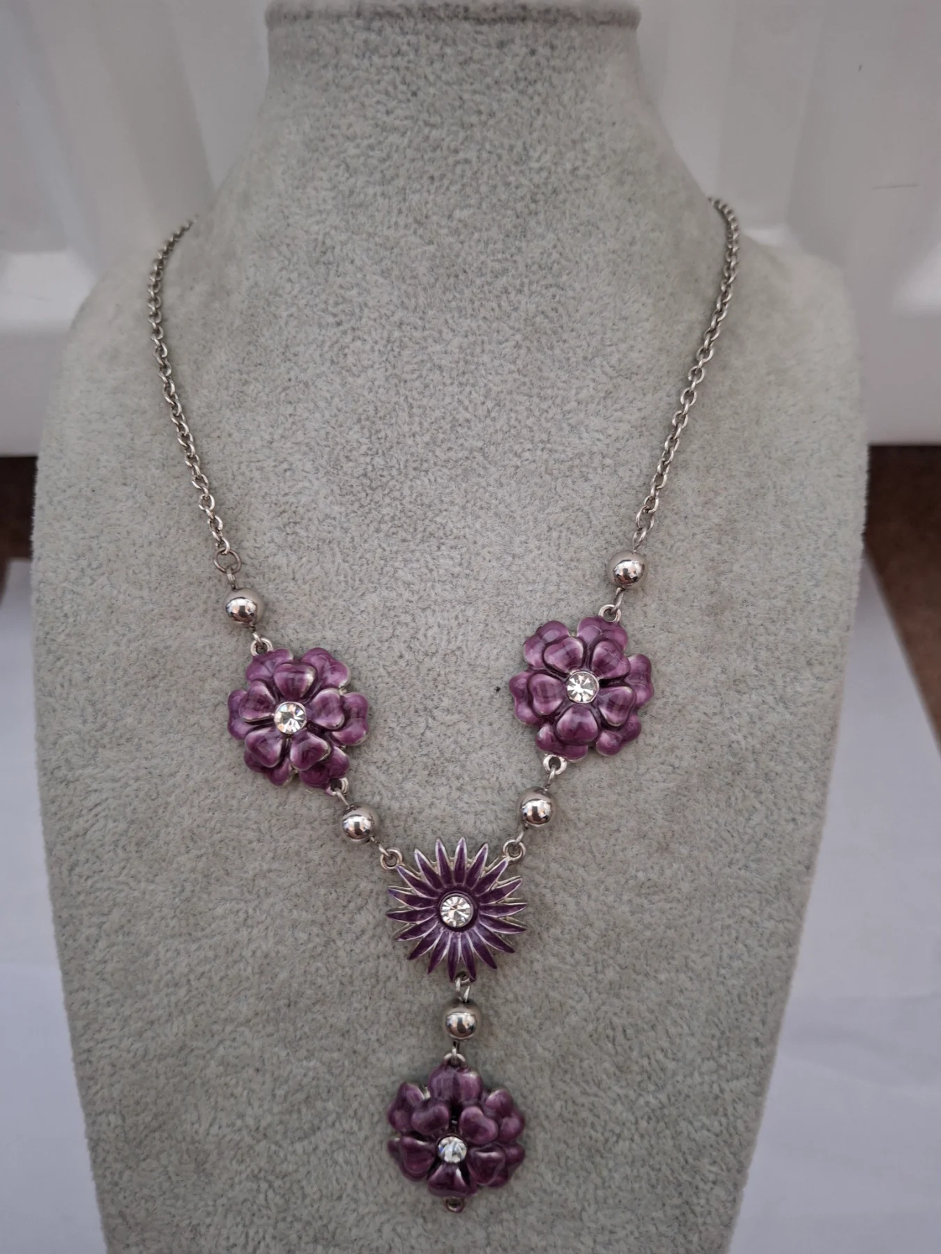 Metal flowers pendant necklace