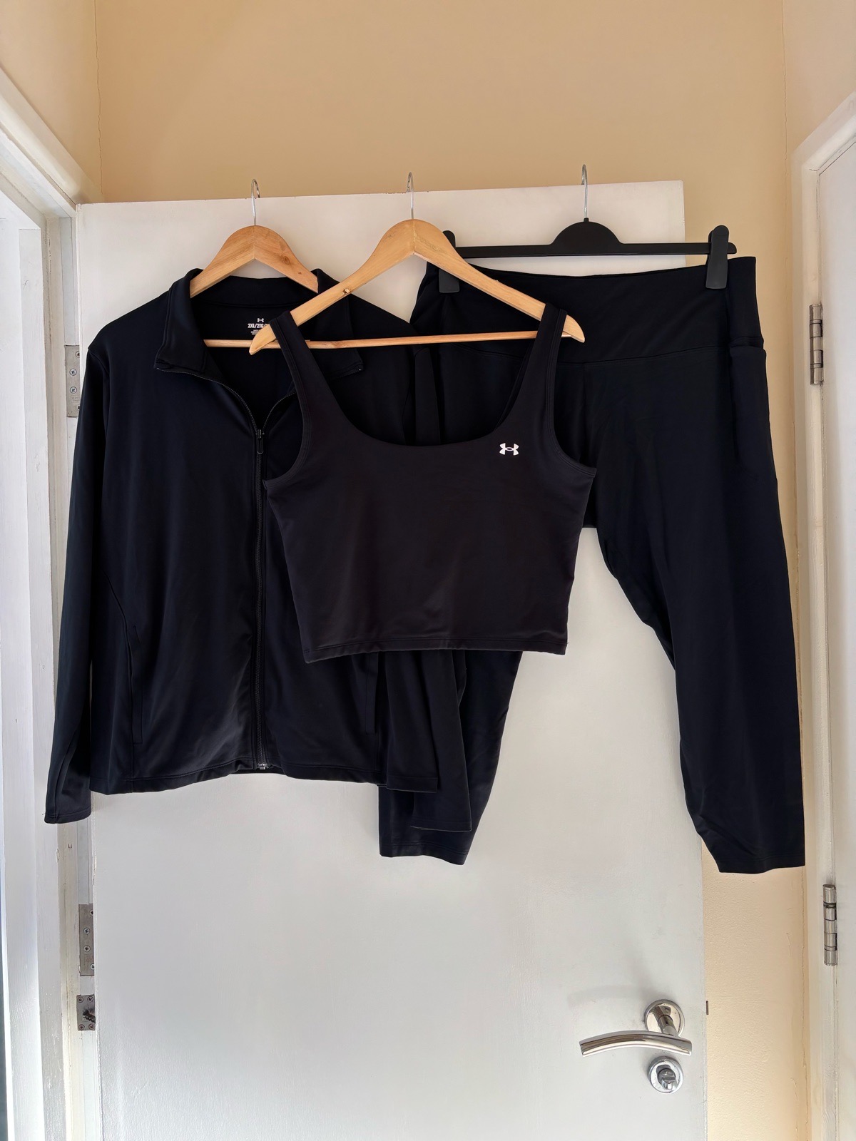 Black Under Armour Active Wear 3 Piece (20-22) 👚👖