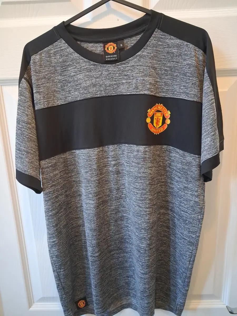 Mens official manchester united club t shirt good condition size small