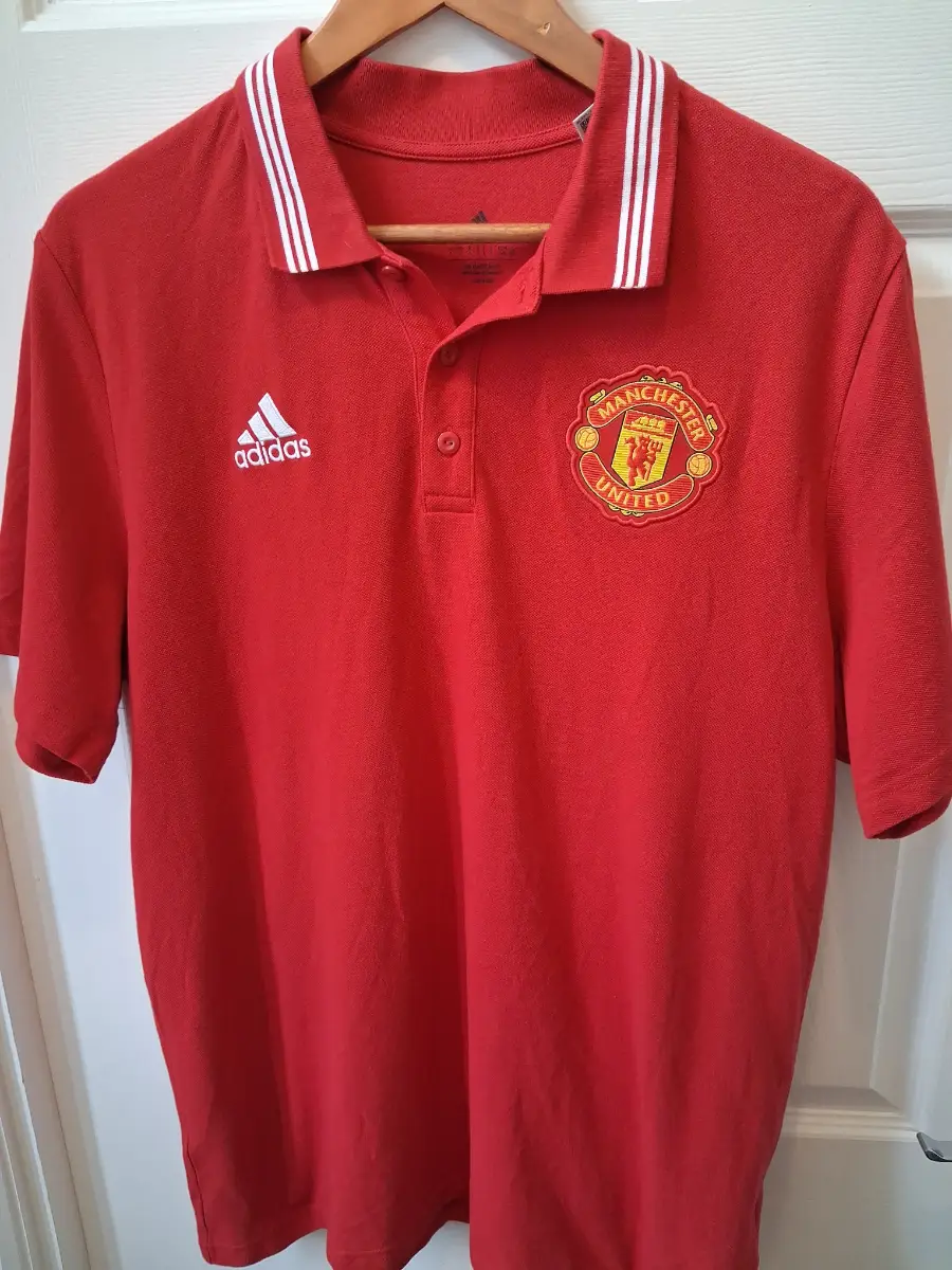 mens 2022 MANCHESTER UNITED polo top size LARGE. embroided badge VGC
