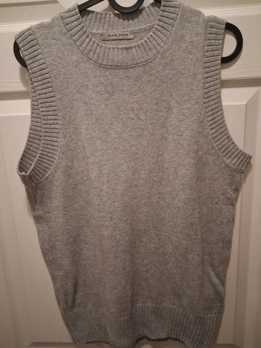 mens grey sleeveless jumper by the italian DAN JOHN size small VGC
