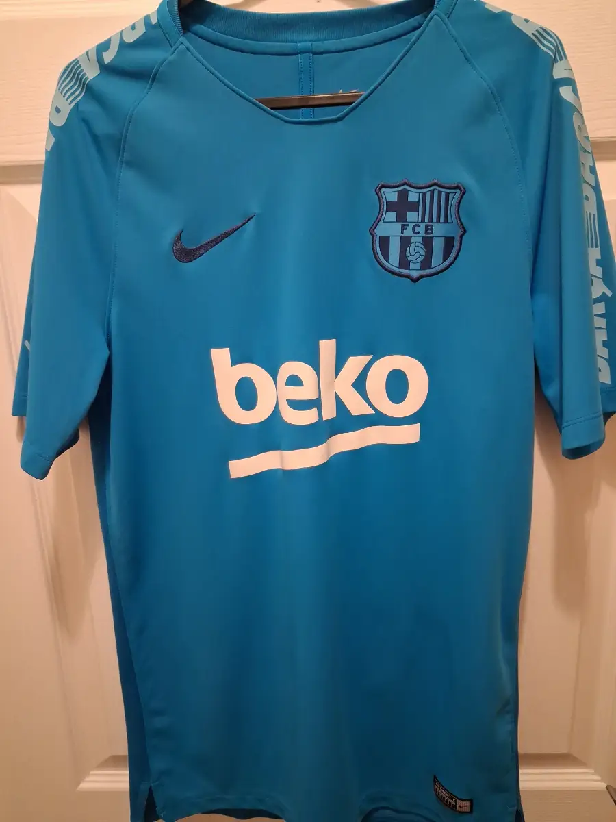 official BARCELONA BREATHE SQUAD 2019/20 season traing top. Size small VGC