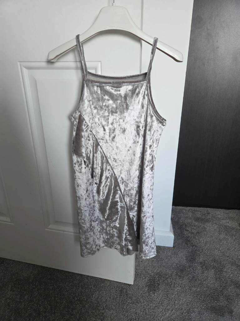 ✨ Girls Silver Crushed Velvet Party Dress – Age 7