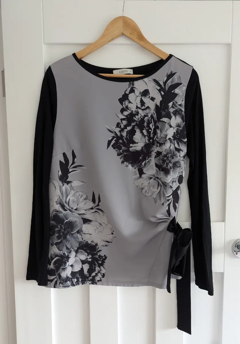Oasis Grey / Black Floral Long Sleeve Tie-Side Top, size Medium