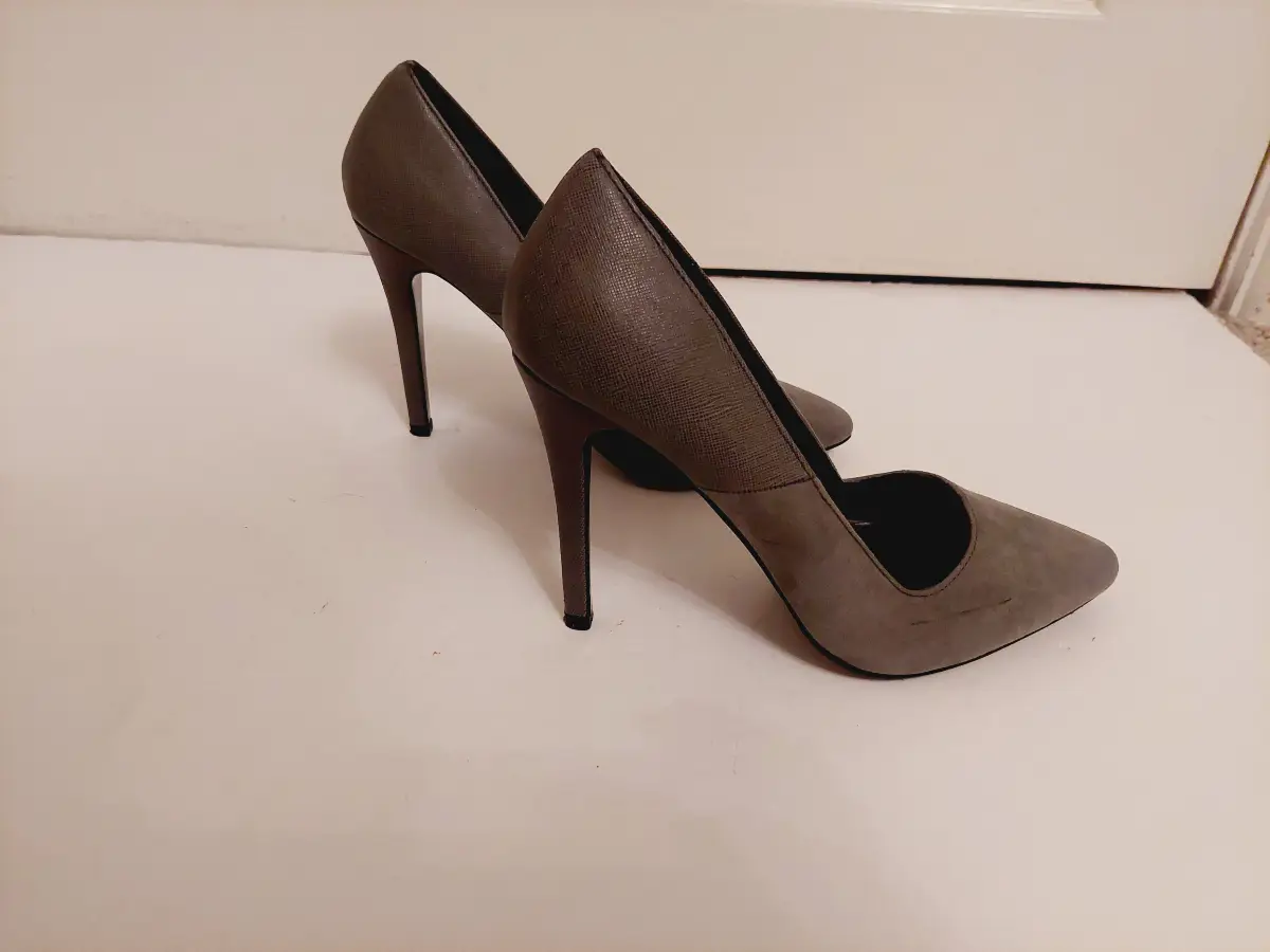 Ladies 4" heel grey pointed shoes Size 5