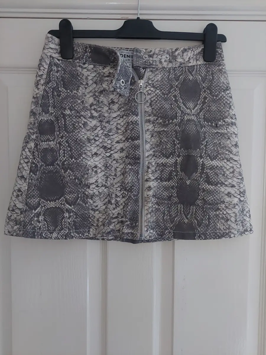 Ladies New Look grey patterned denim mini skirt Size 8