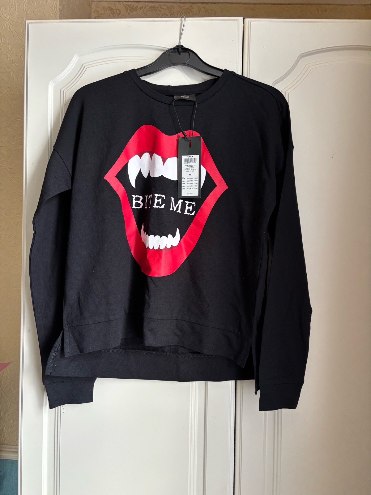 ONLY “Bite me” sweatshirt size xs– BNWT 🖤🧛