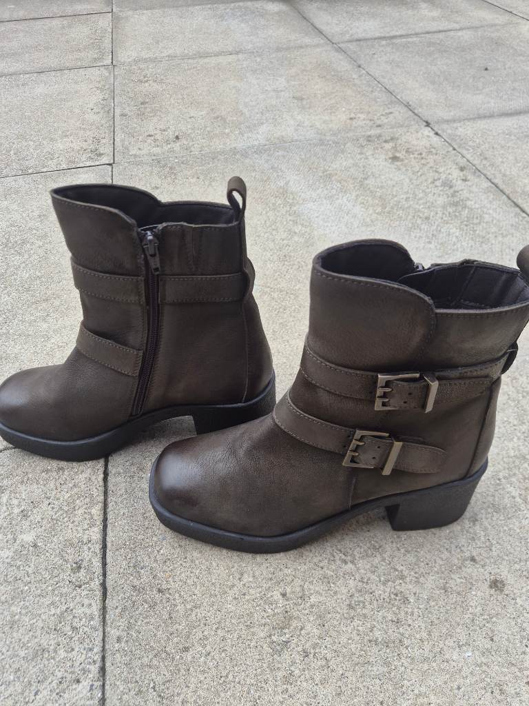 Ladies size 6 real leather shoon boots