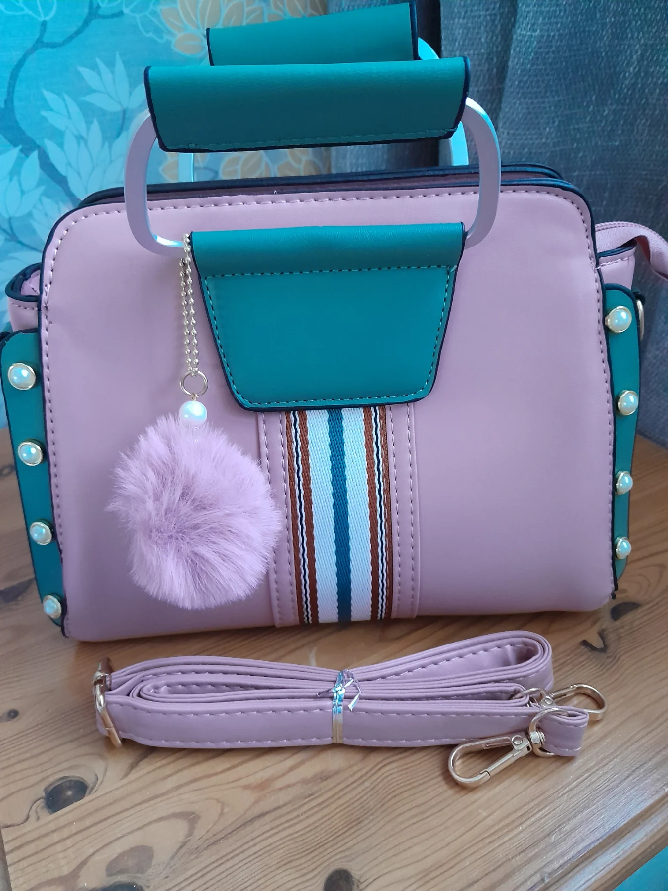 Handbag with detachable shoulder strap