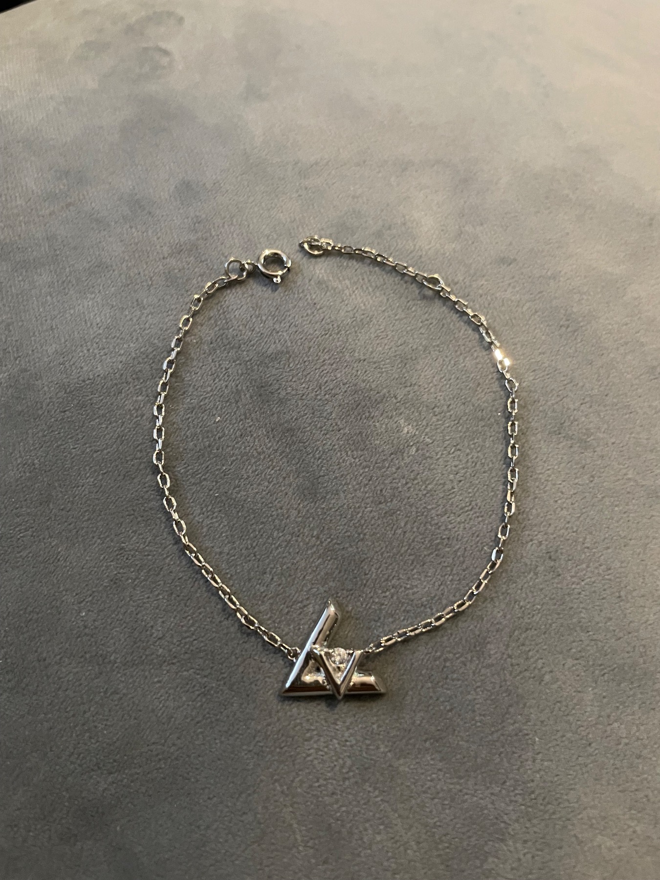 Silver finish V dainty bracelet