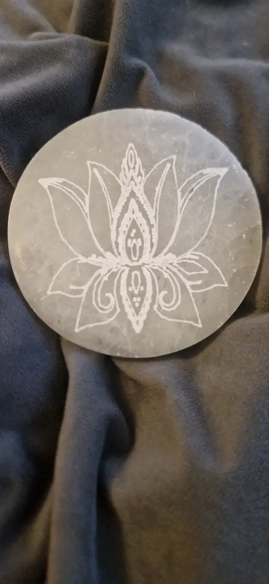 Selenite engraved charging circular plate.