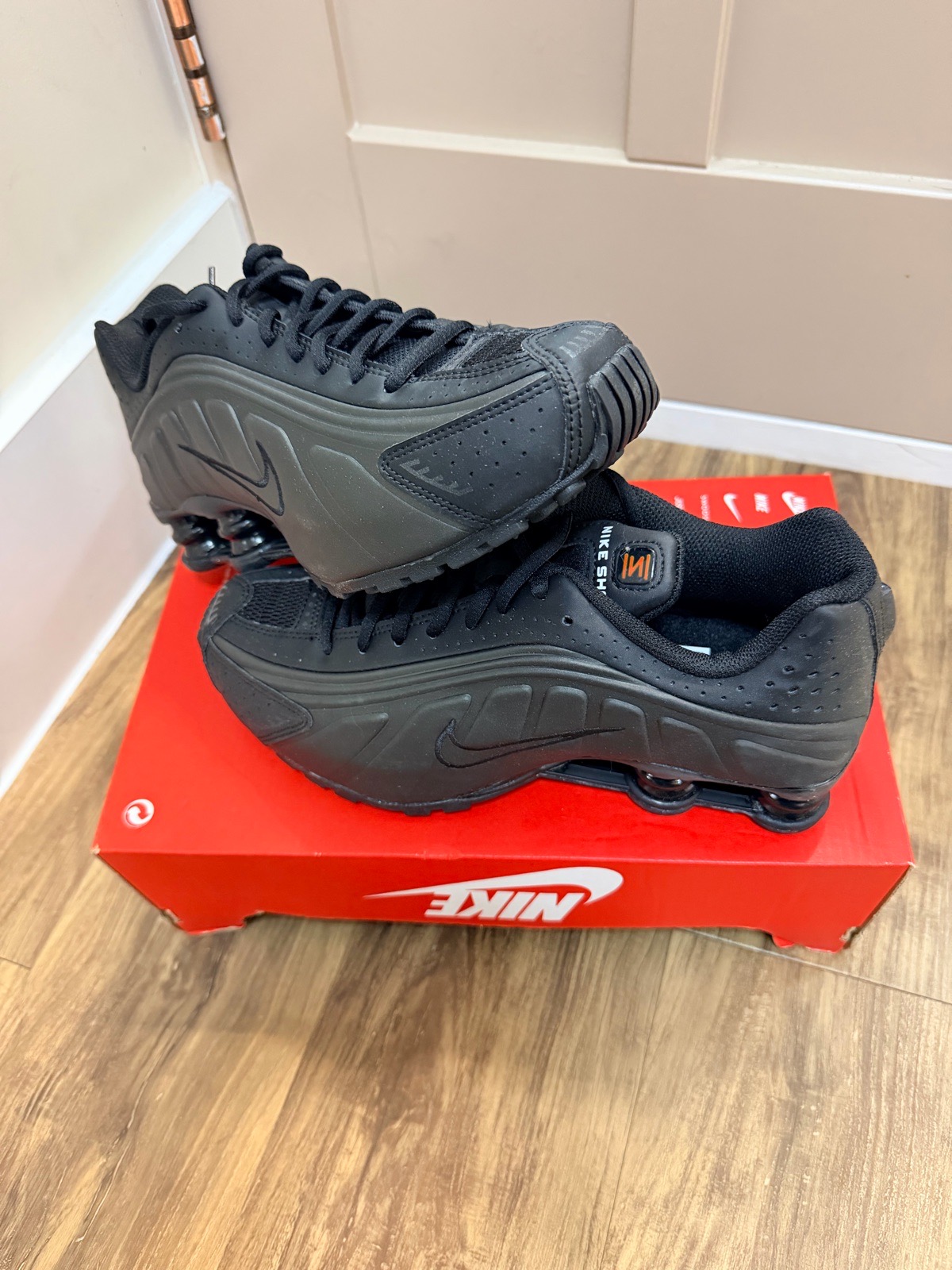 Nike Shox R4 (GS) Triple Black – UK 6 – Brand New – Half Box