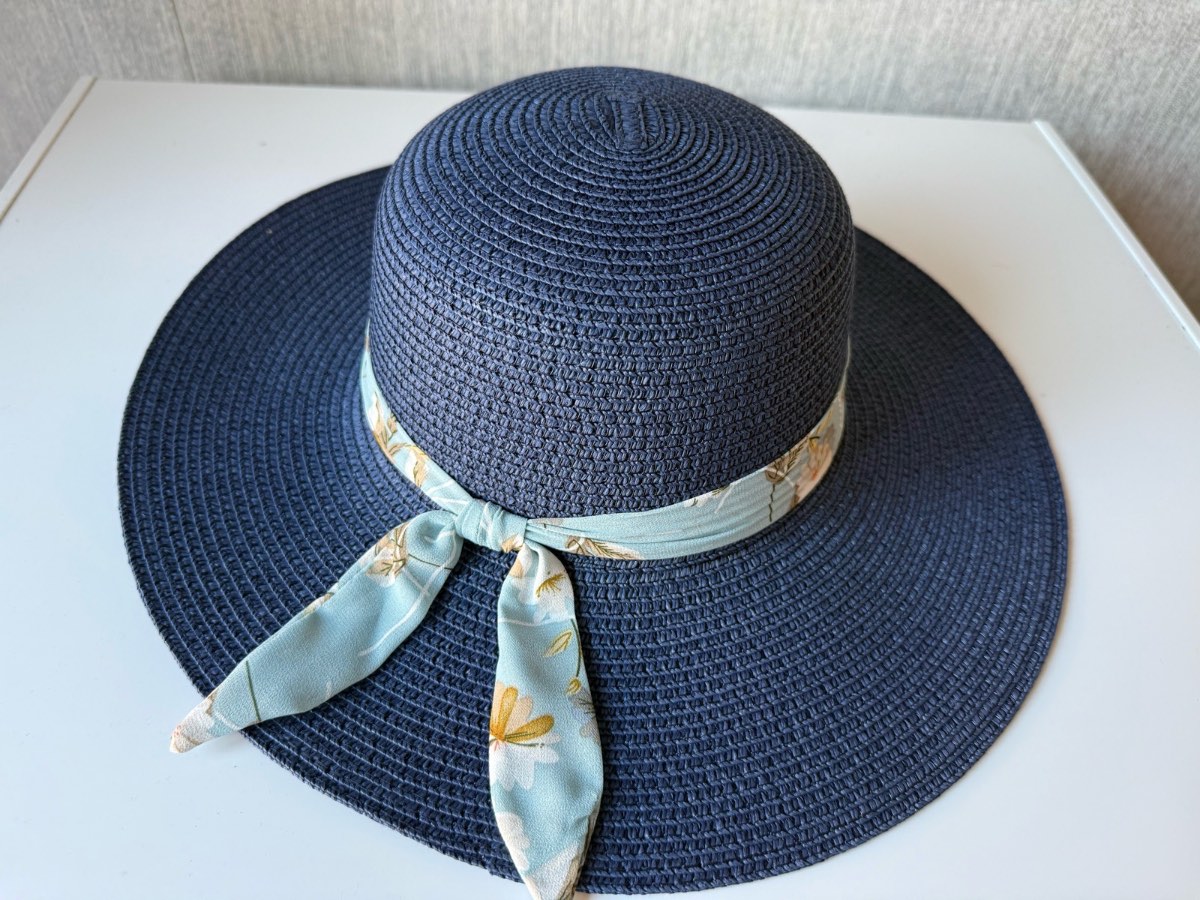 Ladies sun hat with bow ( never used)