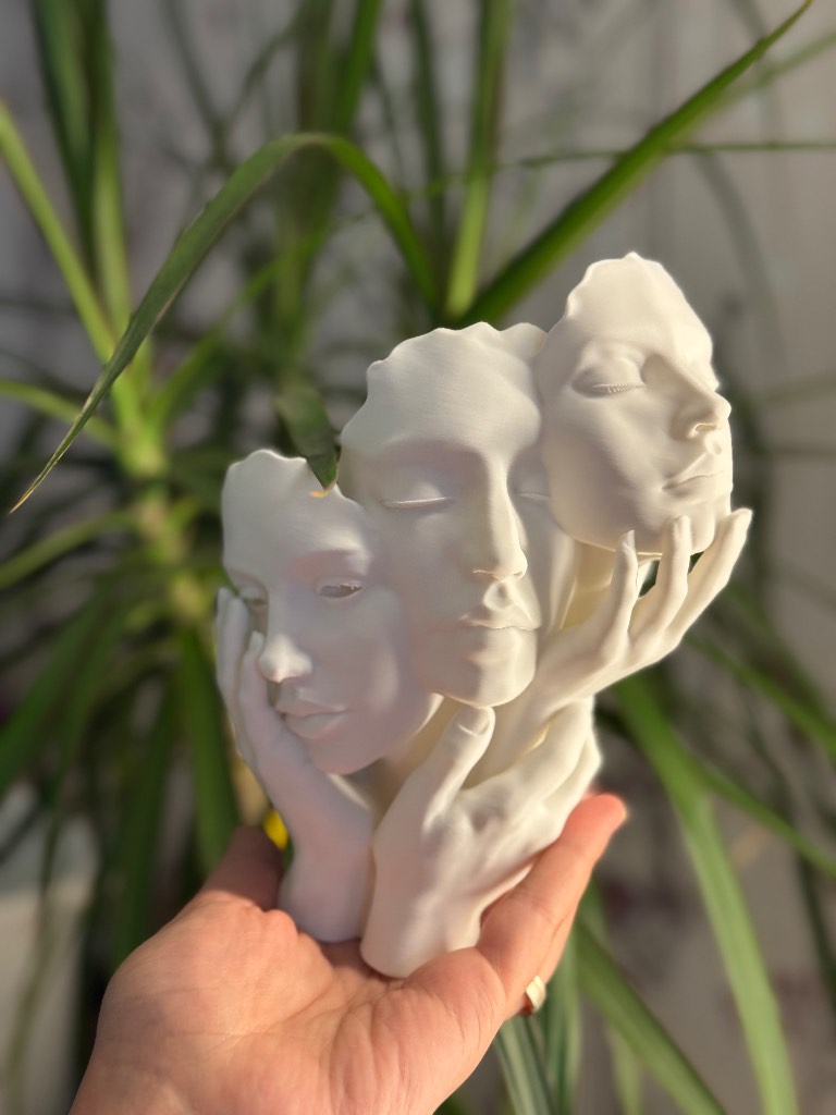 Plastic ornament for art lovers