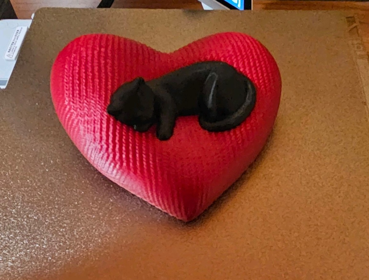 3D Printed Sleeping Cat on Heart Bed – Cute Cat Figurine, Minimalist Home Decor, Gift for Cat Lovers