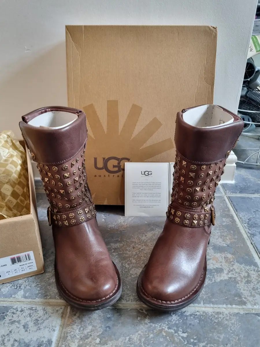 WOMENS UGG UGGS LEATHER STUDS BOOTS SIZE UK 6 / 6.5 / OR EU 39 / BROWN COLOUR. NEW.