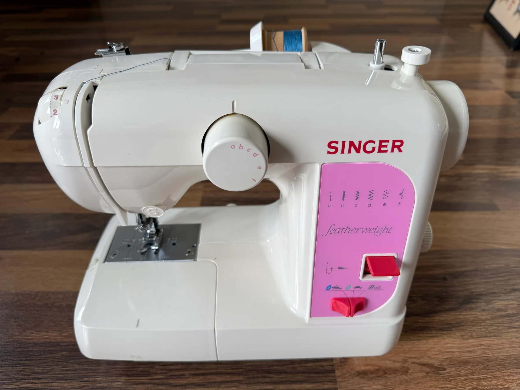 Singer Featherweight 100 is a compact, lightweight mechanical sewing machine