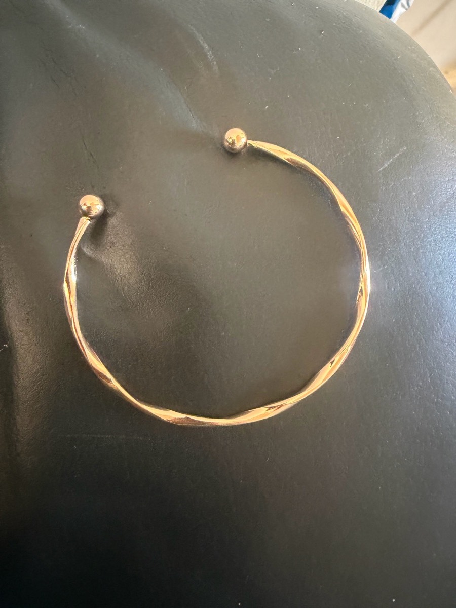Gold tone bracelet