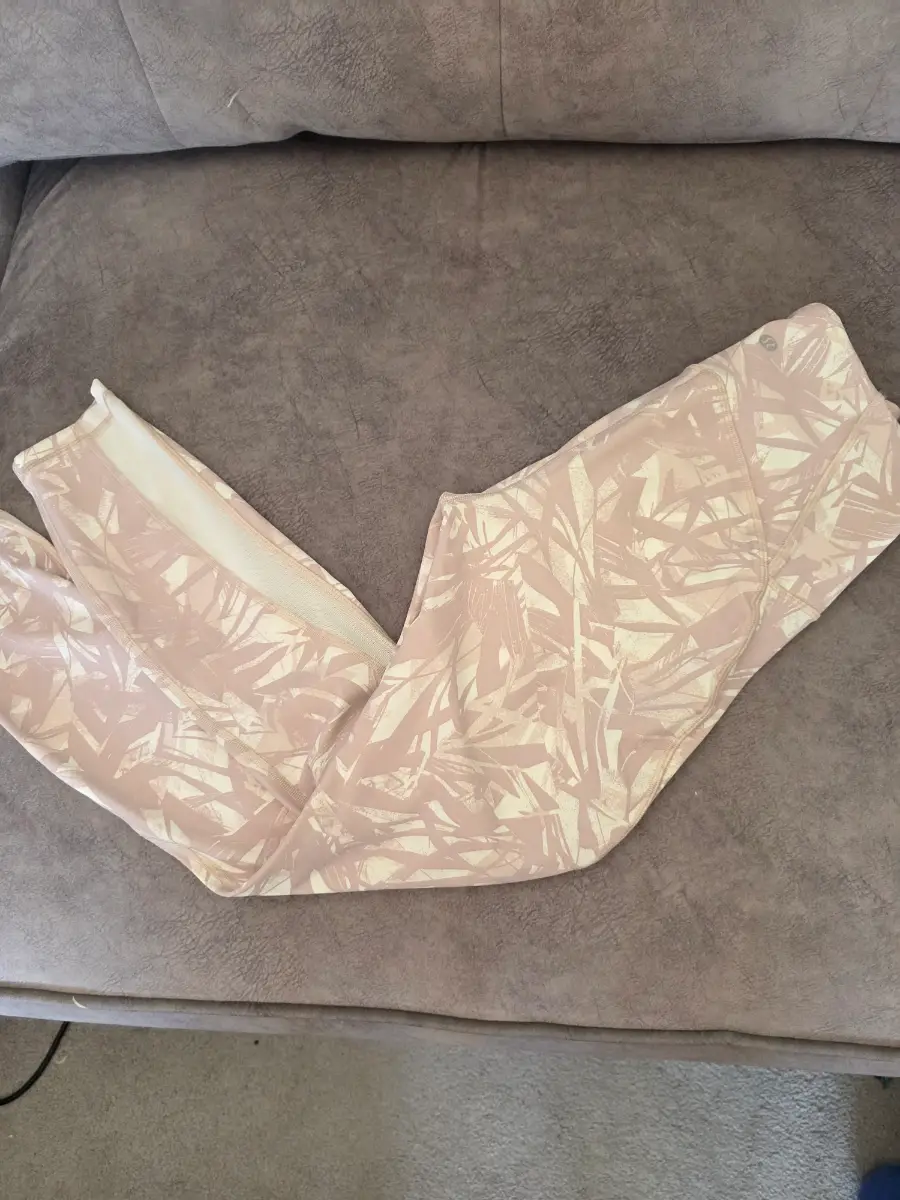 Lululemon Ladies Size UK8 (US4) WUNDER UNDER High Rise  Ivory 23 Inch Leggings.NEW