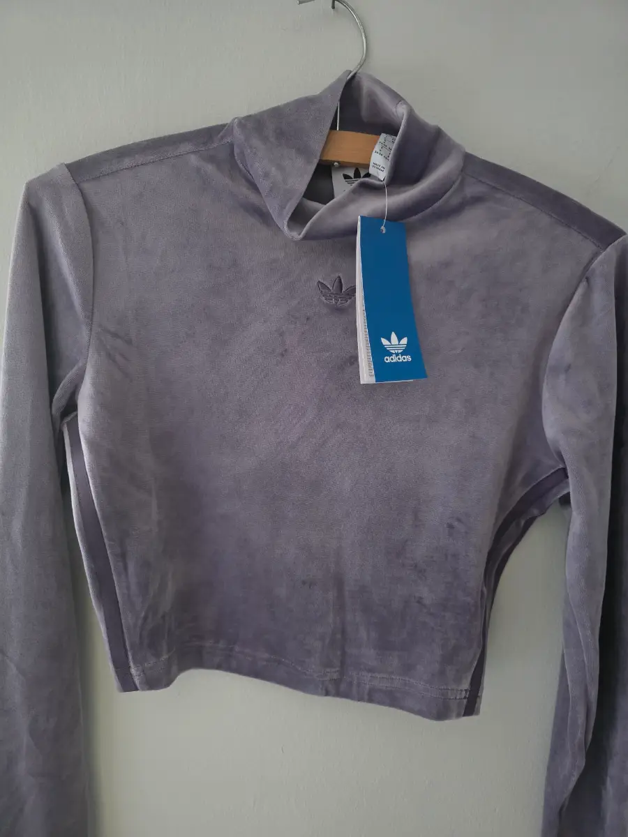 Adidas VALOUR CROPPED LONG SLEEVED TOP. Size SMALL. BRAND NEW WITH TAGS.