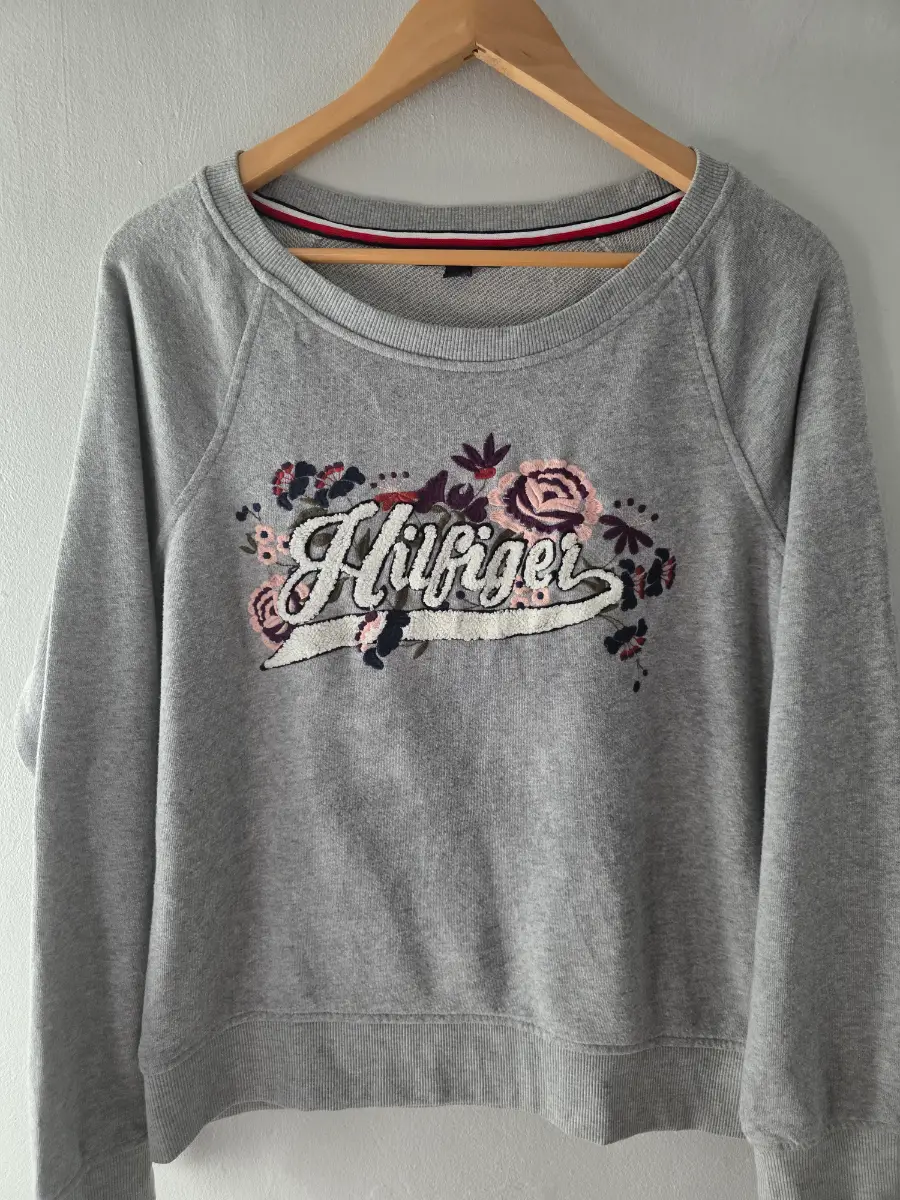 Tommy Hilfiger Ladies Medium Grey Sweatshirt Jumper Long Sleeve Teddy Design.