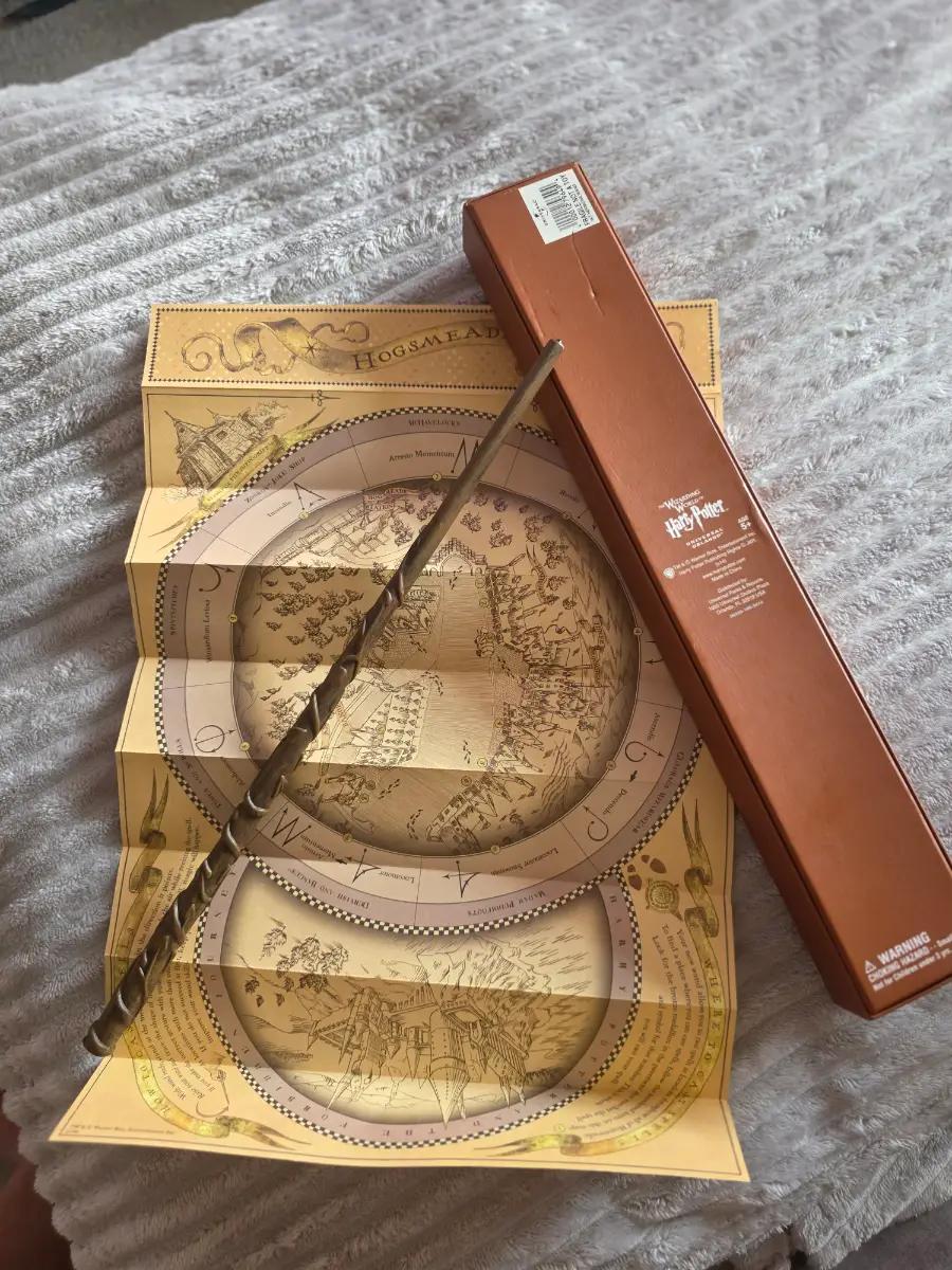 Warner Bros. The wizarding World HERMIONE GRANGER WAND in box with Maps.